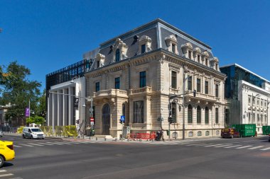 BUCHAREST, ROMANIA - 17 Ağustos 2021: Romanya 'nın Bükreş kentinin merkezinde tipik cadde ve bina