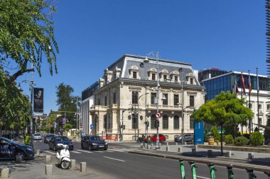 BUCHAREST, ROMANIA - 17 Ağustos 2021: Romanya 'nın Bükreş kentinin merkezinde tipik cadde ve bina