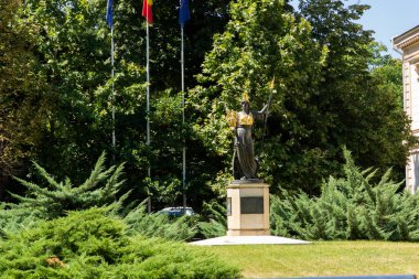 BUCHAREST, ROMANIA - 17 Ağustos 2021: Romanya 'nın Bükreş kentinin merkezinde tipik cadde ve bina