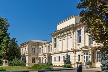 BUCHAREST, ROMANIA - 17 Ağustos 2021: Romanya 'nın Bükreş kentinin merkezinde tipik cadde ve bina