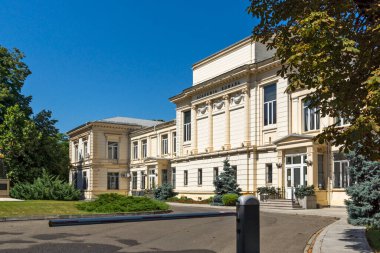 BUCHAREST, ROMANIA - 17 Ağustos 2021: Romanya 'nın Bükreş kentinin merkezinde tipik cadde ve bina