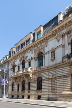 BUCHAREST, ROMANIA - 17 Ağustos 2021: Romanya 'nın Bükreş kentinin merkezinde tipik cadde ve bina