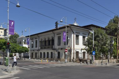 BUCHAREST, ROMANIA - 17 Ağustos 2021: Romanya 'nın Bükreş kentinin merkezinde tipik cadde ve bina