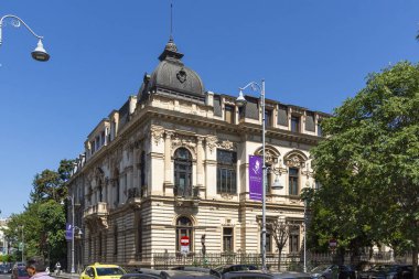 BUCHAREST, ROMANIA - 17 Ağustos 2021: Romanya 'nın Bükreş kentinin merkezinde tipik cadde ve bina