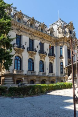 BUCHAREST, ROMANIA - 17 Ağustos 2021: Romanya 'nın Bükreş kentinin merkezinde tipik cadde ve bina