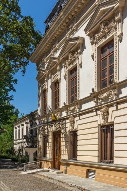 BUCHAREST, ROMANIA - 17 Ağustos 2021: Romanya 'nın Bükreş kentinin merkezinde tipik cadde ve bina