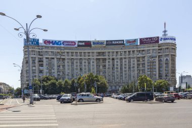 BUCHAREST, ROMANIA - 17 Ağustos 2021: Romanya 'nın Bükreş kentinin merkezinde tipik cadde ve bina