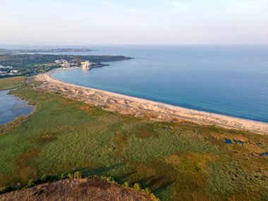 Bulgaristan 'ın Burgaz Bölgesi' nin Dyuni tatil beldesi yakınlarındaki The Driver Beach 'in hava günbatımı manzarası