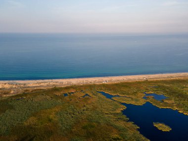 Bulgaristan 'ın Burgaz Bölgesi' nin Dyuni tatil beldesi yakınlarındaki The Driver Beach 'in hava günbatımı manzarası