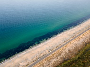 Bulgaristan 'ın Burgaz Bölgesi' nin Dyuni tatil beldesi yakınlarındaki The Driver Beach 'in hava günbatımı manzarası
