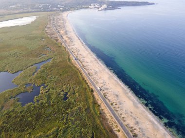 Bulgaristan 'ın Burgaz Bölgesi' nin Dyuni tatil beldesi yakınlarındaki The Driver Beach 'in hava günbatımı manzarası