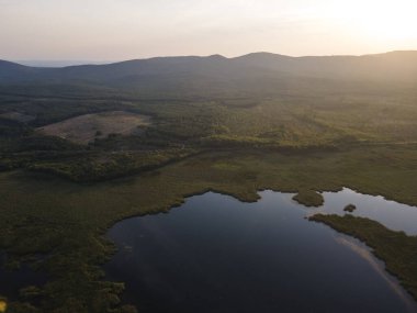 Bulgaristan 'ın Burgaz Bölgesi' nin Dyuni tatil beldesi yakınlarındaki The Driver Beach 'in hava günbatımı manzarası