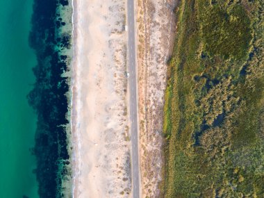 Bulgaristan 'ın Burgaz Bölgesi' nin Dyuni tatil beldesi yakınlarındaki The Driver Beach 'in hava günbatımı manzarası