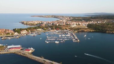 Bulgaristan 'ın Burgaz Bölgesi' ndeki Sozopol limanı ve eski kentin hava gün batımı manzarası