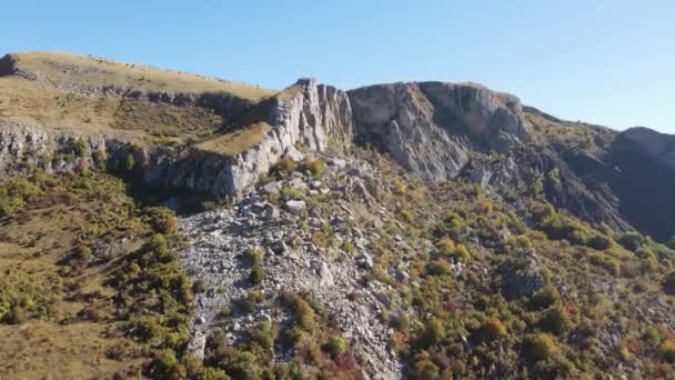 ブルガリア バルカン山脈ポノア山の岩石層ストーロの空中写真 — ストック動画