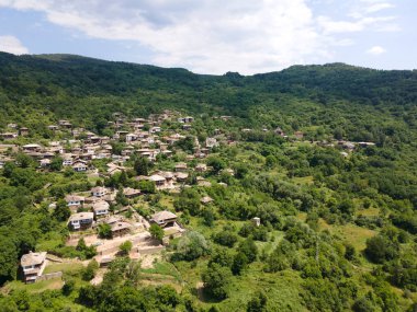 Bulgaristan 'ın Blagoevgrad Bölgesi, Otantik 19. yüzyıl evleriyle Kovaçevitsa Köyü' nün havadan görünüşü