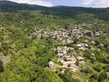 Bulgaristan 'ın Blagoevgrad Bölgesi, Otantik 19. yüzyıl evleriyle Kovaçevitsa Köyü' nün havadan görünüşü