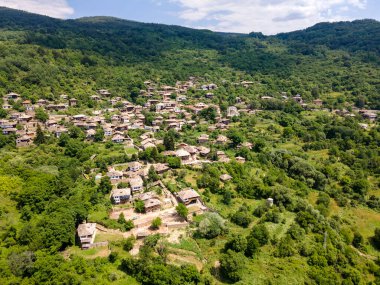 Bulgaristan 'ın Blagoevgrad Bölgesi, Otantik 19. yüzyıl evleriyle Kovaçevitsa Köyü' nün havadan görünüşü