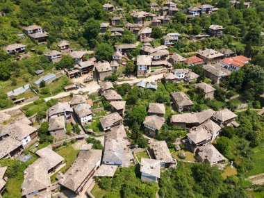 Bulgaristan 'ın Blagoevgrad Bölgesi, Otantik 19. yüzyıl evleriyle Kovaçevitsa Köyü' nün havadan görünüşü