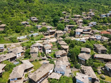 Bulgaristan 'ın Blagoevgrad Bölgesi, Otantik 19. yüzyıl evleriyle Kovaçevitsa Köyü' nün havadan görünüşü