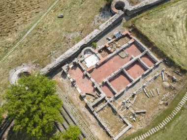 Bulgaristan 'ın Blagoevgrad Bölgesi' ndeki Garmen kasabası yakınlarındaki antik Roma şehri Nicopolis ad Nestum 'un hava manzarası