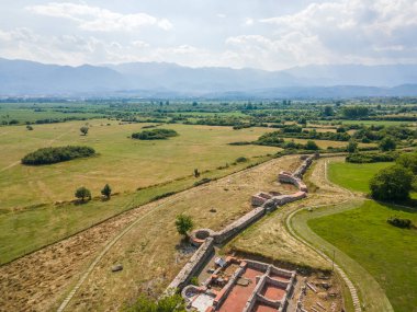 Bulgaristan 'ın Blagoevgrad Bölgesi' ndeki Garmen kasabası yakınlarındaki antik Roma şehri Nicopolis ad Nestum 'un hava manzarası