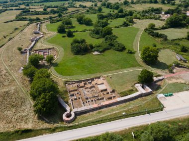 Bulgaristan 'ın Blagoevgrad Bölgesi' ndeki Garmen kasabası yakınlarındaki antik Roma şehri Nicopolis ad Nestum 'un hava manzarası