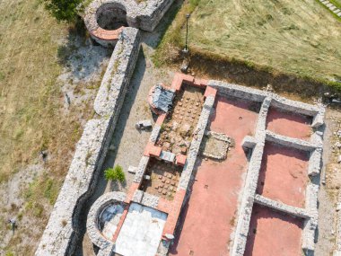 Bulgaristan 'ın Blagoevgrad Bölgesi' ndeki Garmen kasabası yakınlarındaki antik Roma şehri Nicopolis ad Nestum 'un hava manzarası