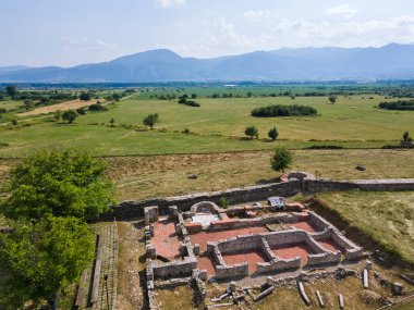 Bulgaristan 'ın Blagoevgrad Bölgesi' ndeki Garmen kasabası yakınlarındaki antik Roma şehri Nicopolis ad Nestum 'un hava manzarası