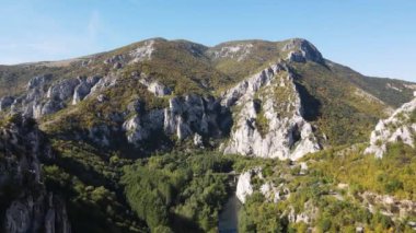 Lyutibrod kasabası yakınlarındaki Iskar Nehri Boğazı 'nın hava manzarası, Vratsa bölgesi, Balkan Dağları, Bulgaristan