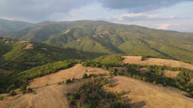 Bulgaristan 'ın Blagoevgrad bölgesindeki Ograzhden Dağı' nın hava gün batımı manzarası
