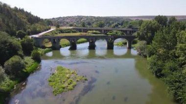 Bulgaristan 'ın Byala kentindeki Kolyu Ficheto Köprüsü olarak bilinen Yantra Nehri üzerindeki Dokuzuncu yüzyıl köprüsünün havadan görünüşü