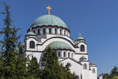 BELGRAD, SERBIA - 12 Ağustos 2019: Sırbistan 'ın başkenti Belgrad' daki Saint Sava Katedrali 'nin yaz manzarası