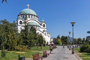 BELGRAD, SERBIA - 12 Ağustos 2019: Sırbistan 'ın başkenti Belgrad' daki Saint Sava Katedrali 'nin yaz manzarası