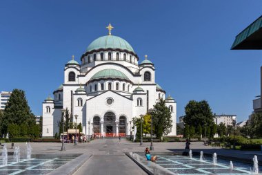 BELGRAD, SERBIA - 12 Ağustos 2019: Sırbistan 'ın başkenti Belgrad' daki Saint Sava Katedrali 'nin yaz manzarası