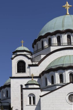 BELGRAD, SERBIA - 12 Ağustos 2019: Sırbistan 'ın başkenti Belgrad' daki Saint Sava Katedrali 'nin yaz manzarası