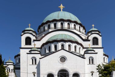 BELGRAD, SERBIA - 12 Ağustos 2019: Sırbistan 'ın başkenti Belgrad' daki Saint Sava Katedrali 'nin yaz manzarası
