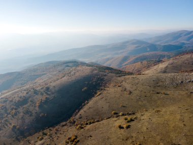 Bulgaristan 'ın Kyustendil Bölgesi' nin Viden Tepesi yakınlarındaki Konyavska dağının hava sonbahar günbatımı manzarası