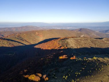 Bulgaristan 'ın Kyustendil Bölgesi' nin Viden Tepesi yakınlarındaki Konyavska dağının hava sonbahar günbatımı manzarası