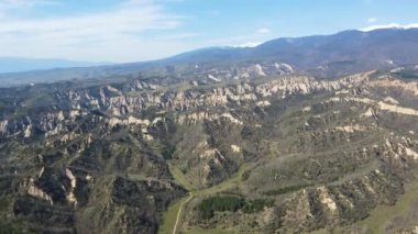 Bulgaristan 'ın Blagoevgrad bölgesindeki Zlatolist, Pirin Dağı köyü yakınlarındaki Melnik kum piramitlerinin hava manzarası
