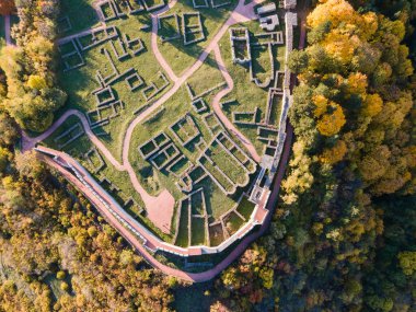 Bulgaristan 'ın Pernik kenti yakınlarındaki Ortaçağ Krakra kalesinin hava manzarası