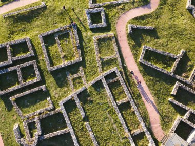 Bulgaristan 'ın Pernik kenti yakınlarındaki Ortaçağ Krakra kalesinin hava manzarası