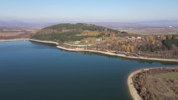 ブルガリア共和国ペルニク州コニャフスカ山のイズヴォル貯水池の空中秋の景色 — ストック動画
