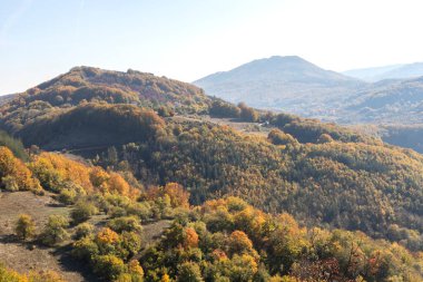 Bulgaristan 'ın Pernik Bölgesi, Kamenititsa zirvesi yakınlarındaki Erul dağının şaşırtıcı sonbahar manzarası
