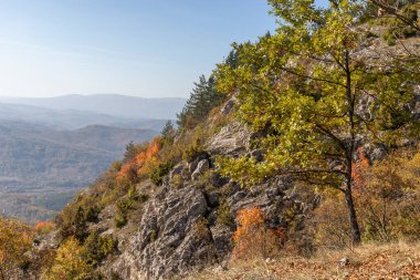Bulgaristan 'ın Pernik Bölgesi, Kamenititsa zirvesi yakınlarındaki Erul dağının şaşırtıcı sonbahar manzarası