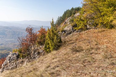 Bulgaristan 'ın Pernik Bölgesi, Kamenititsa zirvesi yakınlarındaki Erul dağının şaşırtıcı sonbahar manzarası