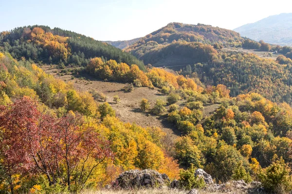 Bulgaristan 'ın Pernik Bölgesi, Kamenititsa zirvesi yakınlarındaki Erul dağının şaşırtıcı sonbahar manzarası