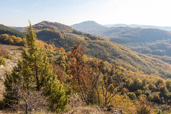 Bulgaristan 'ın Pernik Bölgesi, Kamenititsa zirvesi yakınlarındaki Erul dağının şaşırtıcı sonbahar manzarası