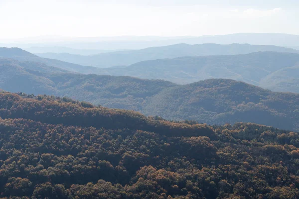 Bulgaristan 'ın Pernik Bölgesi, Kamenititsa zirvesi yakınlarındaki Erul dağının şaşırtıcı sonbahar manzarası