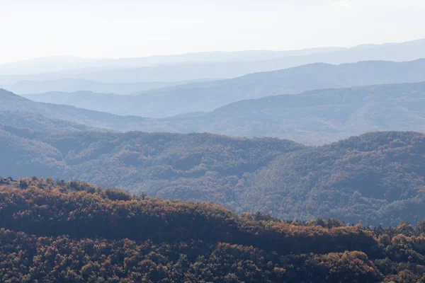 Bulgaristan 'ın Pernik Bölgesi, Kamenititsa zirvesi yakınlarındaki Erul dağının şaşırtıcı sonbahar manzarası